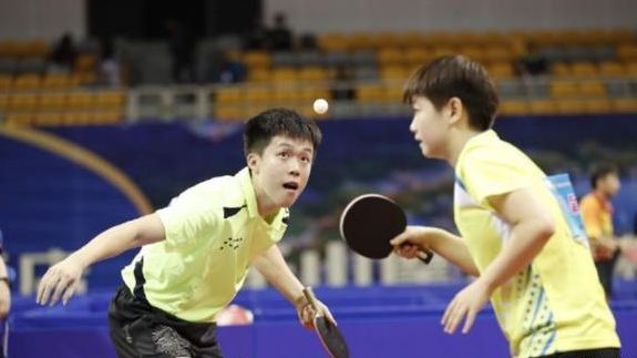 刘璇陪5岁女儿练体操，手持长棍严厉还疲惫，住300平豪宅又大又乱